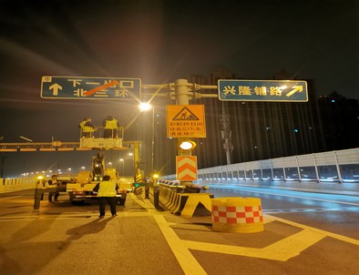 郑州市北三环彩虹桥交通标志牌安装现场